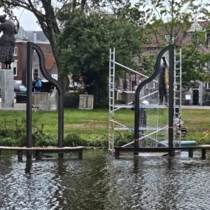 3 October Vereeniging biedt monument door Casper Faassen aan aan de stad 