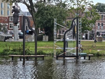 3 October Vereeniging biedt monument door Casper Faassen aan aan de stad 