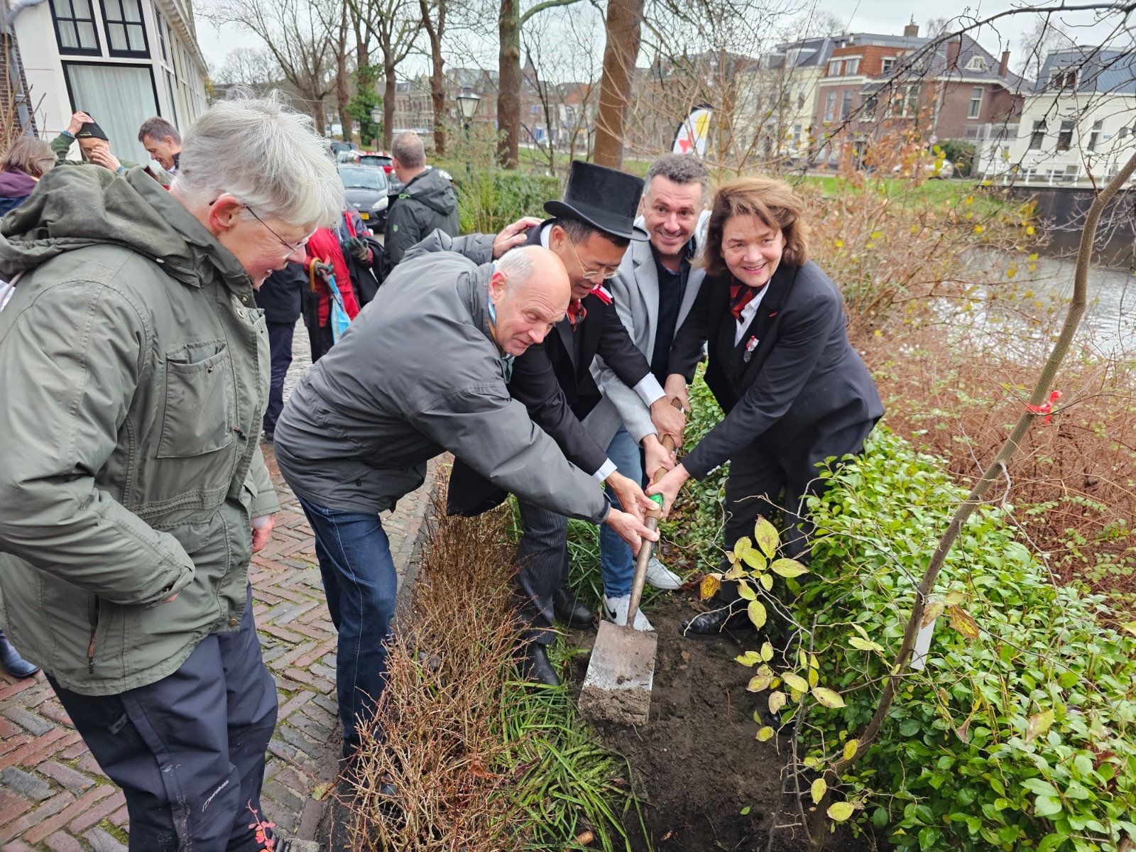 450 Jubileum-bomen - de eerste boom is de grond in!