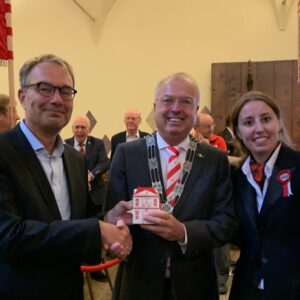 Burgemeester koopt Spaarrrpot 450 jaar 3 October